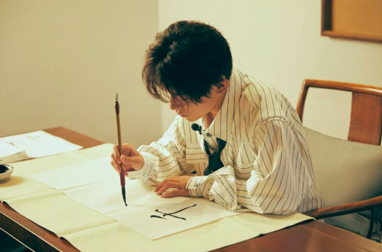 07f08e92p00q7432100aec000hd00bgc